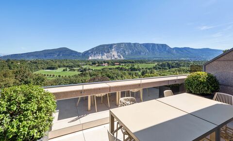 Superb and bright penthouse apartment in Champel