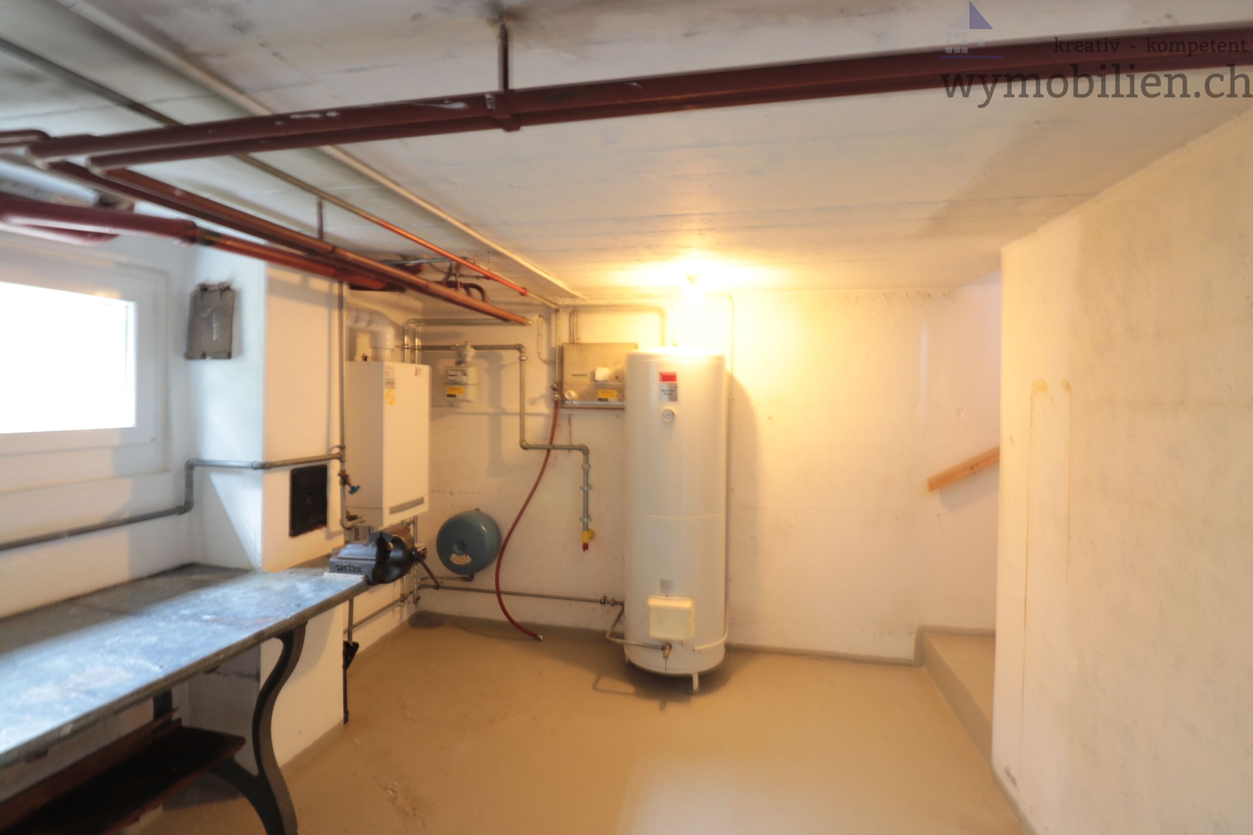 Vorplatz UG mit Werkbank 