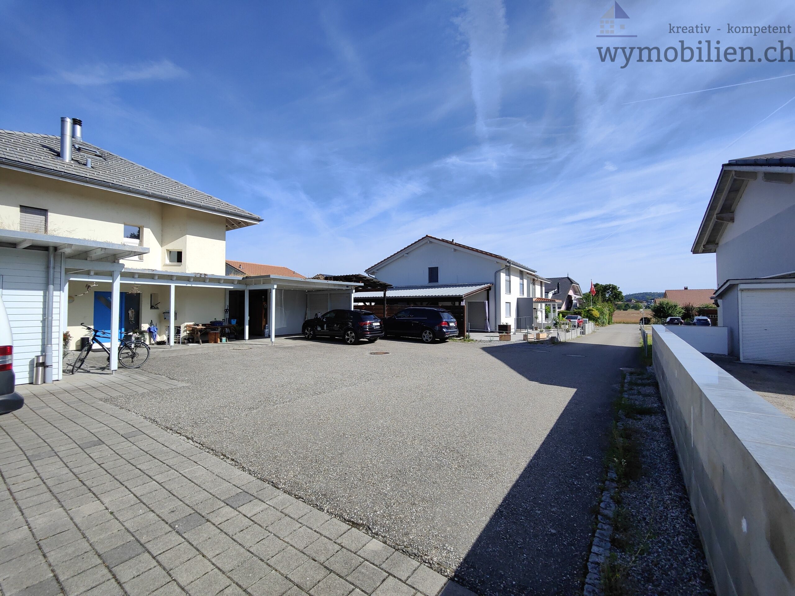 Zufahrt und Vorplatz 