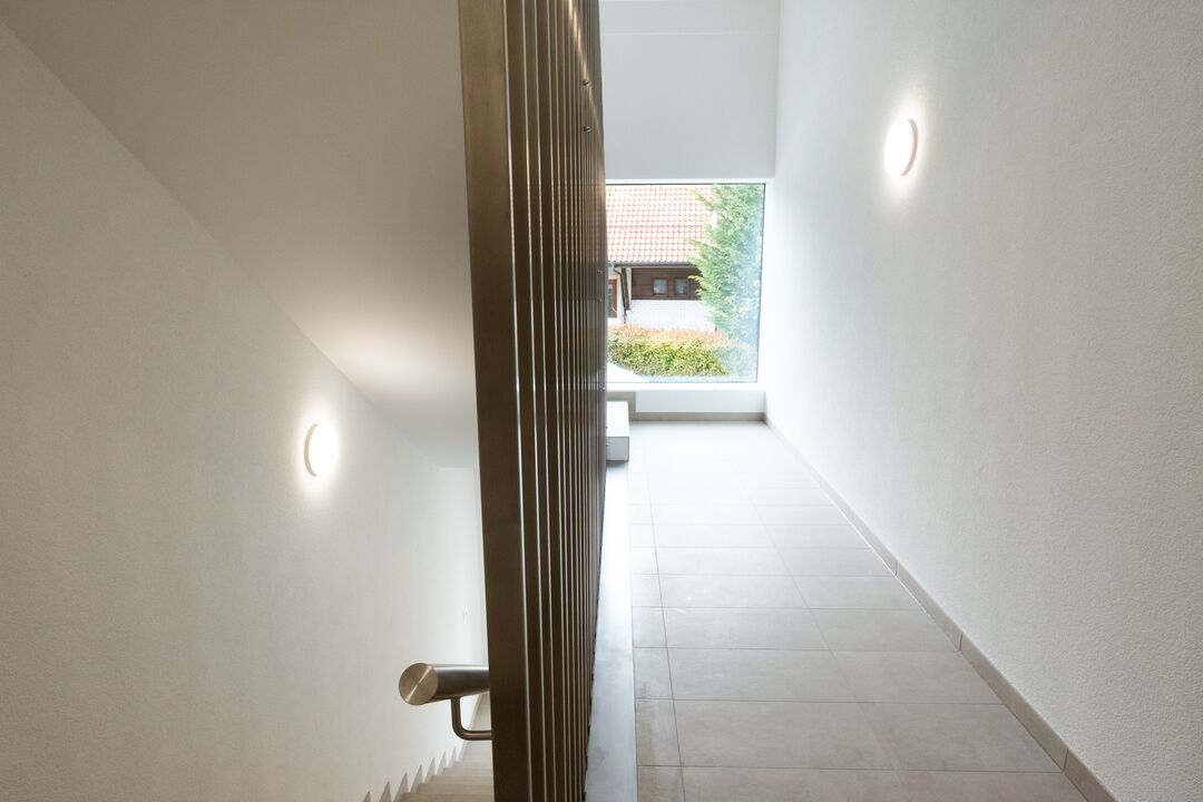 Construction d'un petit immeuble au style villageois avec 6 appartements : espace commun.