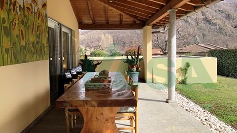 Elegant and large two-family villa in a very sunny and quiet locaton