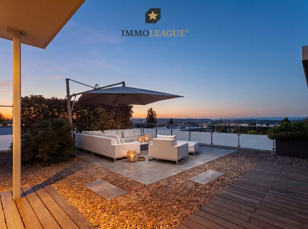 Erfrischendes Azurblau, warmes Holz und stimmungsvolle Loungebereiche kreieren ein exklusives Resort-Ambiente über den Dächern der Stadt.
