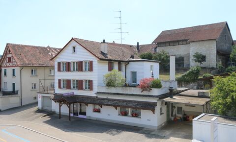 Grosszügige Gewerbe- und Wohnliegenschaft
mit 7.5 Zimmer Wohnteil