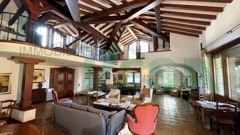 Spacious and elegant villa surrounded by a large and sunny  garden