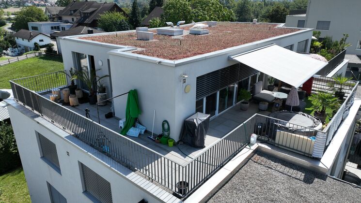 Idyllische, helle 2.5 Zimmer Attikawohnung mit grosser Terrasse
