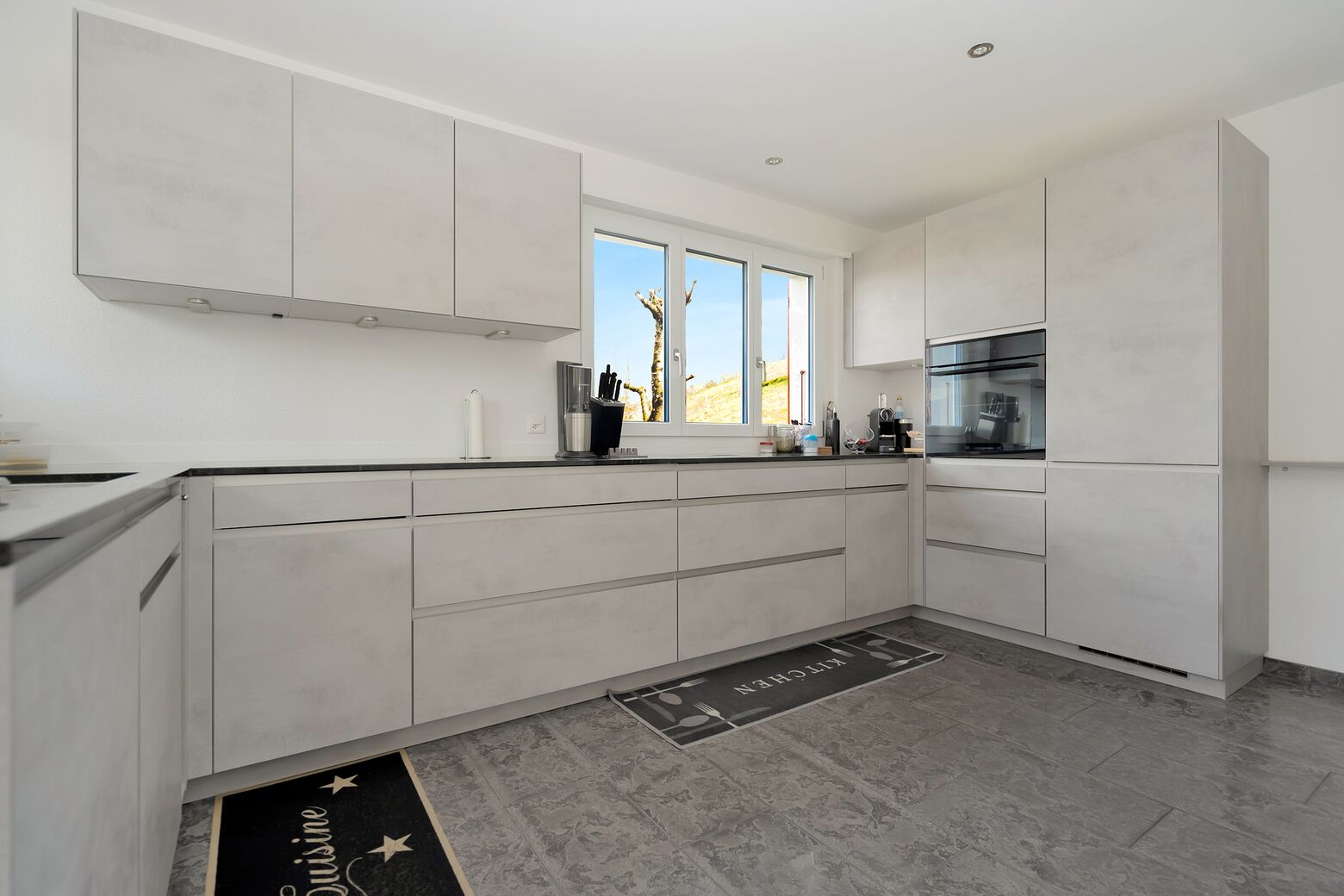 Neue, offene Küche nach Mass im 1.OG (2023)