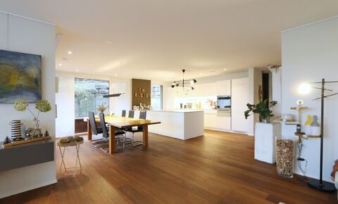 «5.5 Zimmer Familienwohnung mit Terrasse und grossem Spielrasen»