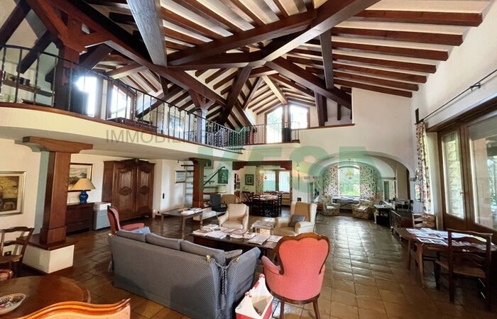 Spacious and elegant villa surrounded by a large and sunny  garden