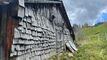 Trop tard ! Là-haut sur la montagne, l'était un vieux chalet...