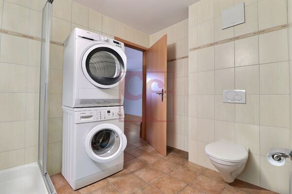 Salle de bain avec douche