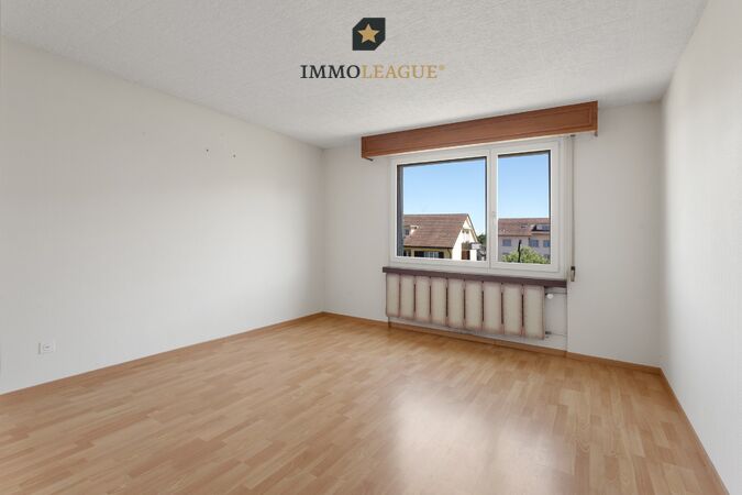 Eines von zwei hellen Zimmern mit schönem  Ausblick, die sich flexibel nach eigenen Bedürfnissen nutzen lassen. 