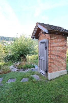 hübsches, historisches und saniertes Toilettenhäuschen dient heute als Gerätehäuschen