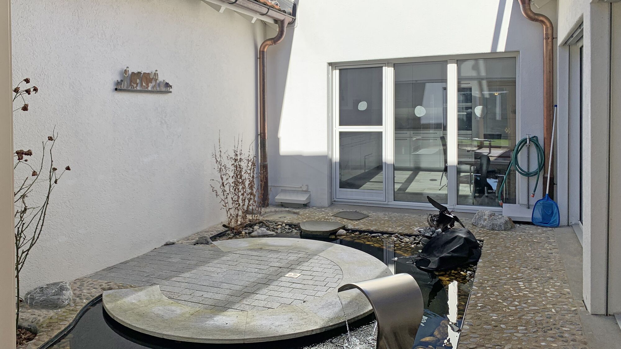 Jardin atrium avec fontaine