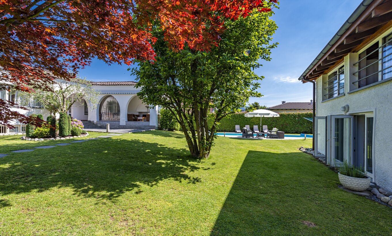 Ampia villa in stile mediterraneo con dependance