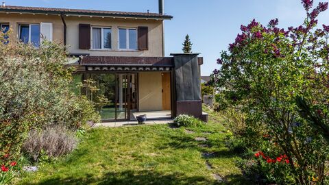 Haus mit Wintergarten und Rebberg