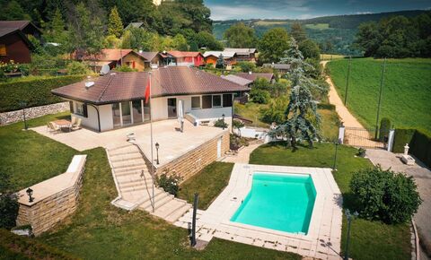 Dream property in a top location with a large park and swimming pool