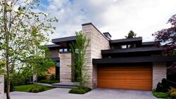 Prestigieuse maison moderne avec vue sur le lac et les montagnes.
