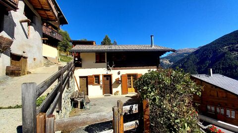 Chalet avec cachet, belle vue et grande terrasse à Pinsec