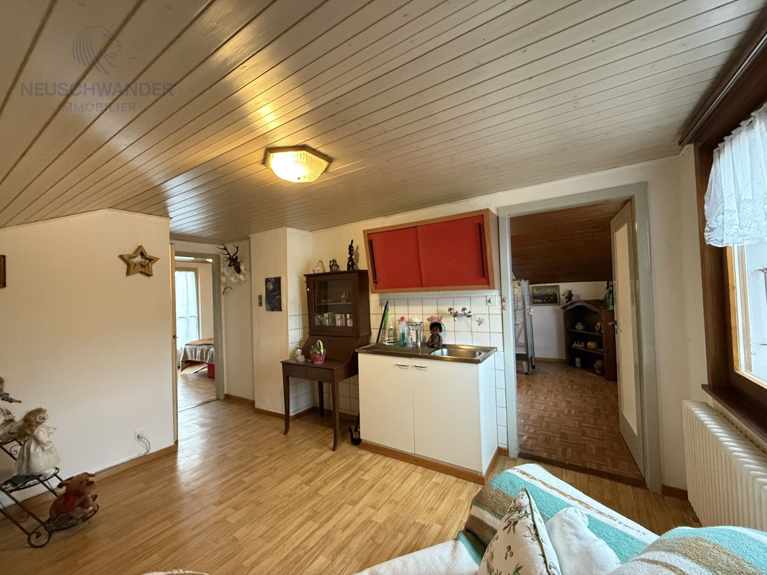 hall d'entrée et pièce disponible avec ancienne kitchenette