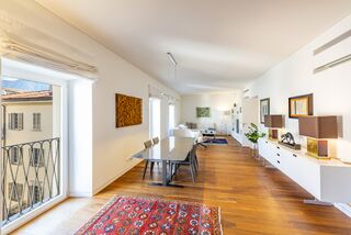 Residenza Via Peri 11: prestigious penthous in the pedestrian area