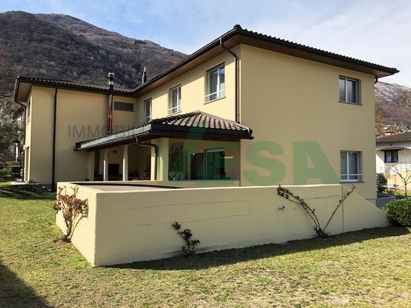 Elegant and large two-family villa in a very sunny and quiet locaton