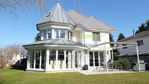freistehendes 7.5-Zimmereinfamilienhaus mit grosser Garage für 6 Autos