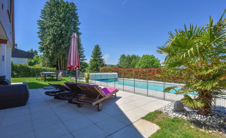 Charmante maison avec piscine 
et magnifique vue sur le Jura