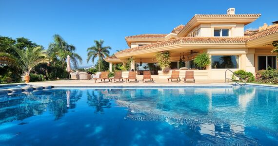 ANDALUSISCHE ELEGANZ! MALLORQUINISCHE VILLA MIT MEERBLICK