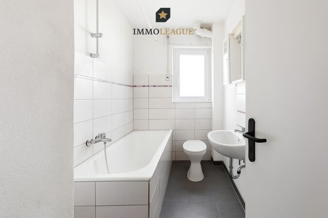 Badezimmer mit Fenster.