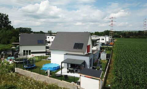 Modern detached house with sunny garden, view and double garage