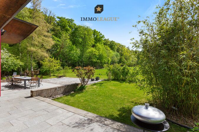 Die weitläufige Terrassenlandschaft bietet viel Platz für gesellige Stunden und ruhige Momente inmitten Ihrer privaten Parklandschaft.