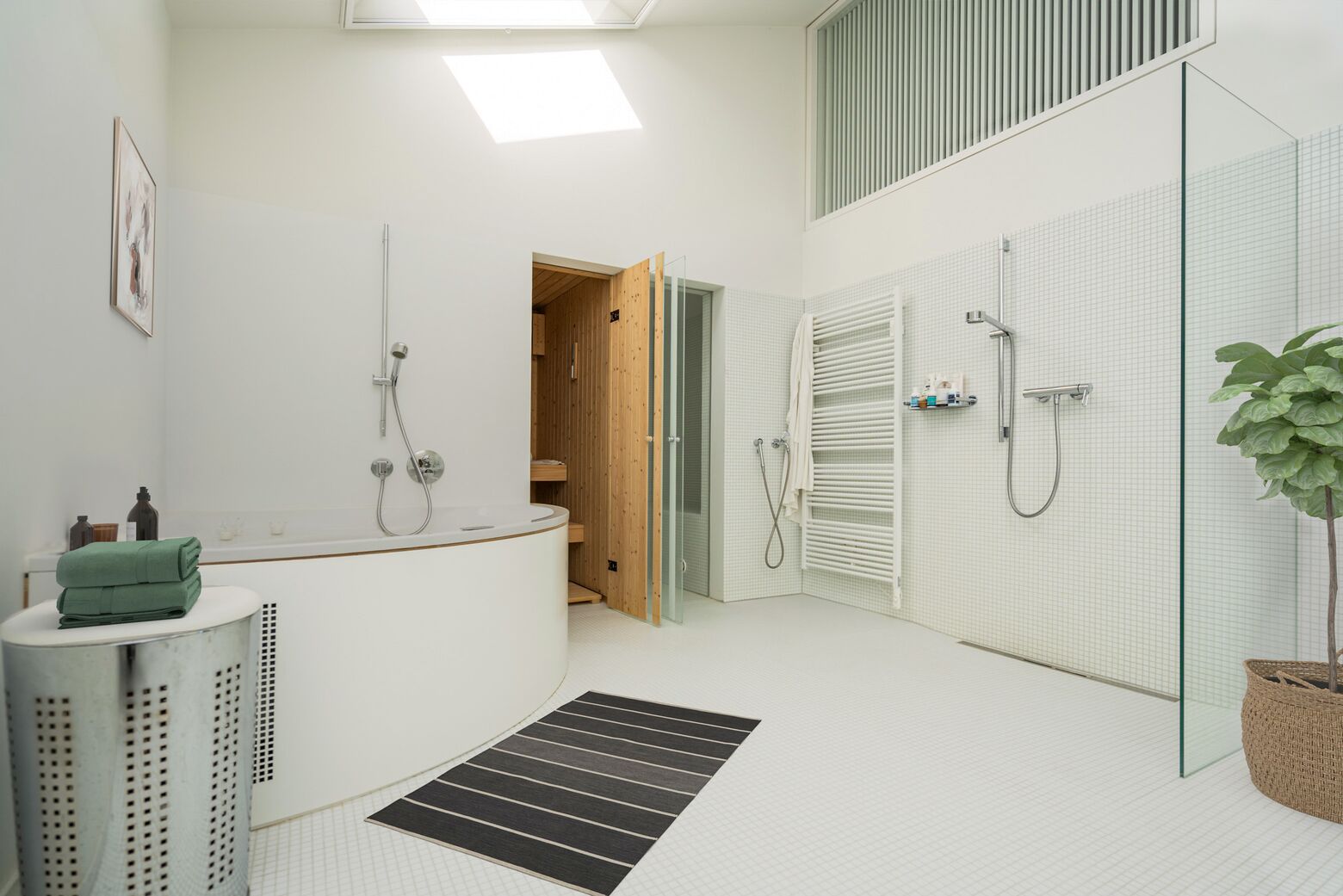 Hauptbad im Obergeschoss mit Badewanne, Dusche, Toilette, Lavabo, Sauna und Dampfbad