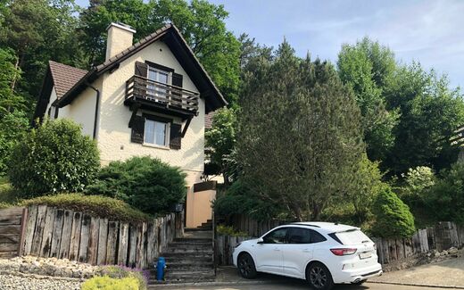 Large house with direct access to the forest.