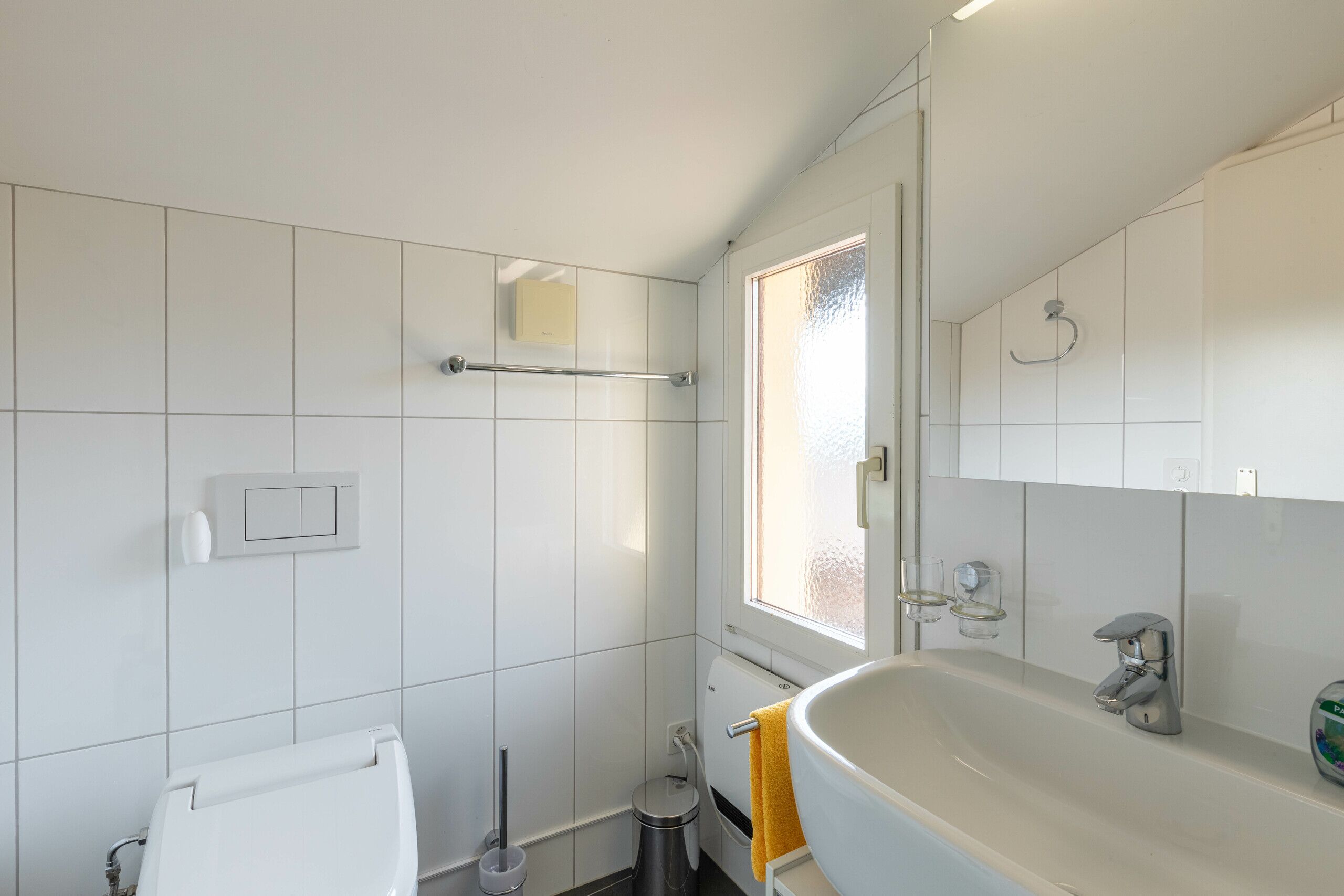 Badezimmer mit Dusche, Lavabo und WC (DG)