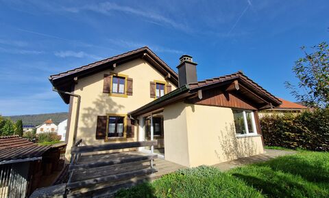 Maison familiale de 7 pièces avec dépôts, couverts et garages