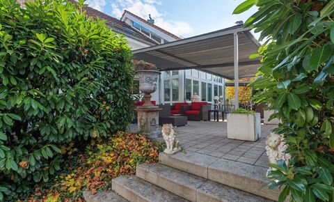 Grosszügiges 8.5 Zimmer EFH mit Hallenbad