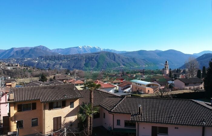 Bel terreno edificabile di 751 m2 ben soleggiato e con vista lago