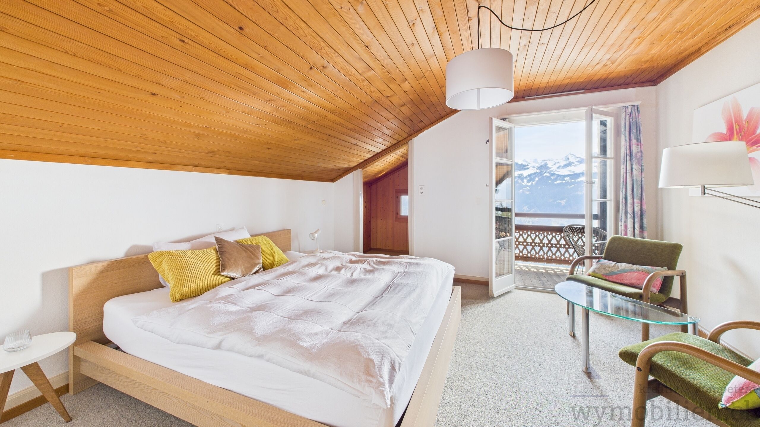 1. Schlafzimmer (Süd) mit Erker und Ausgang auf den Balkon