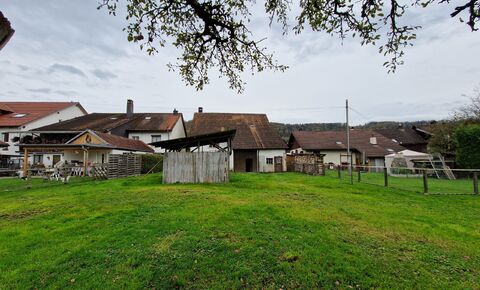 5.5 room village house on a 2,476m² plot with stable