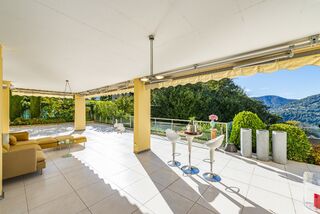 Luxury apartment with panoramic lake view