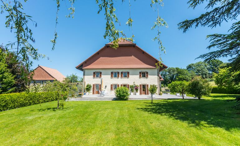 Belle ferme sans vis-à-vis composée de
2 logements à 4 km de Romont
