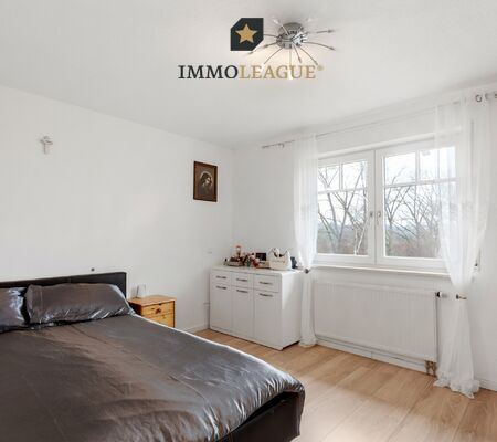 Geräumiges Schlafzimmer in unmittelbarer Nähe zum Badezimmer.
