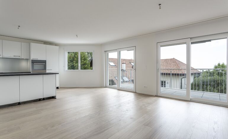 Bel appartement neuf de 4.5 pièces avec balcon et vue lac