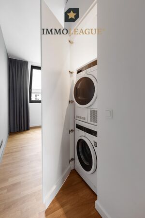 Der Waschturm ist perfekt in der Wohnung integriert.