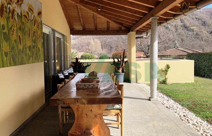 Elegant and large two-family villa in a very sunny and quiet locaton