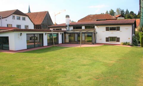 8-room family house - 300 m2 - heated and covered swimming pool