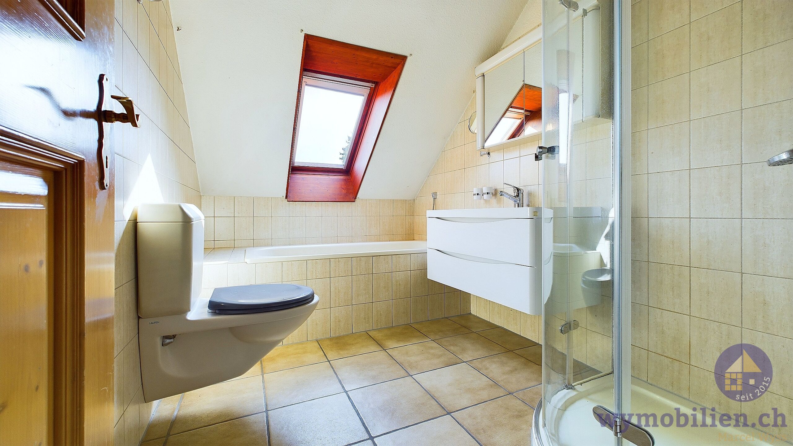 Bad mit Dusche und Badewanne 