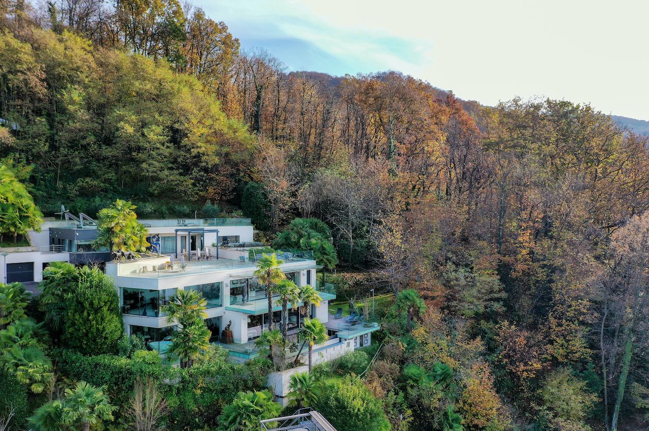 Moderna Villa di Lusso con Vista Lago di Lugano e Darsena Privata