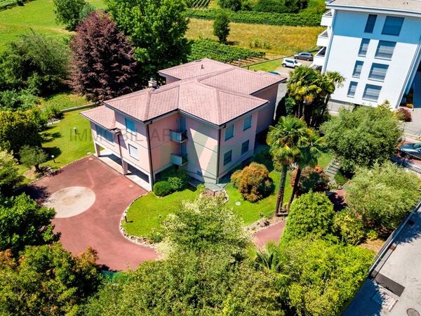 Grosse, schöne und herrschaftliche Villa in sehr sonniger Wohngegend