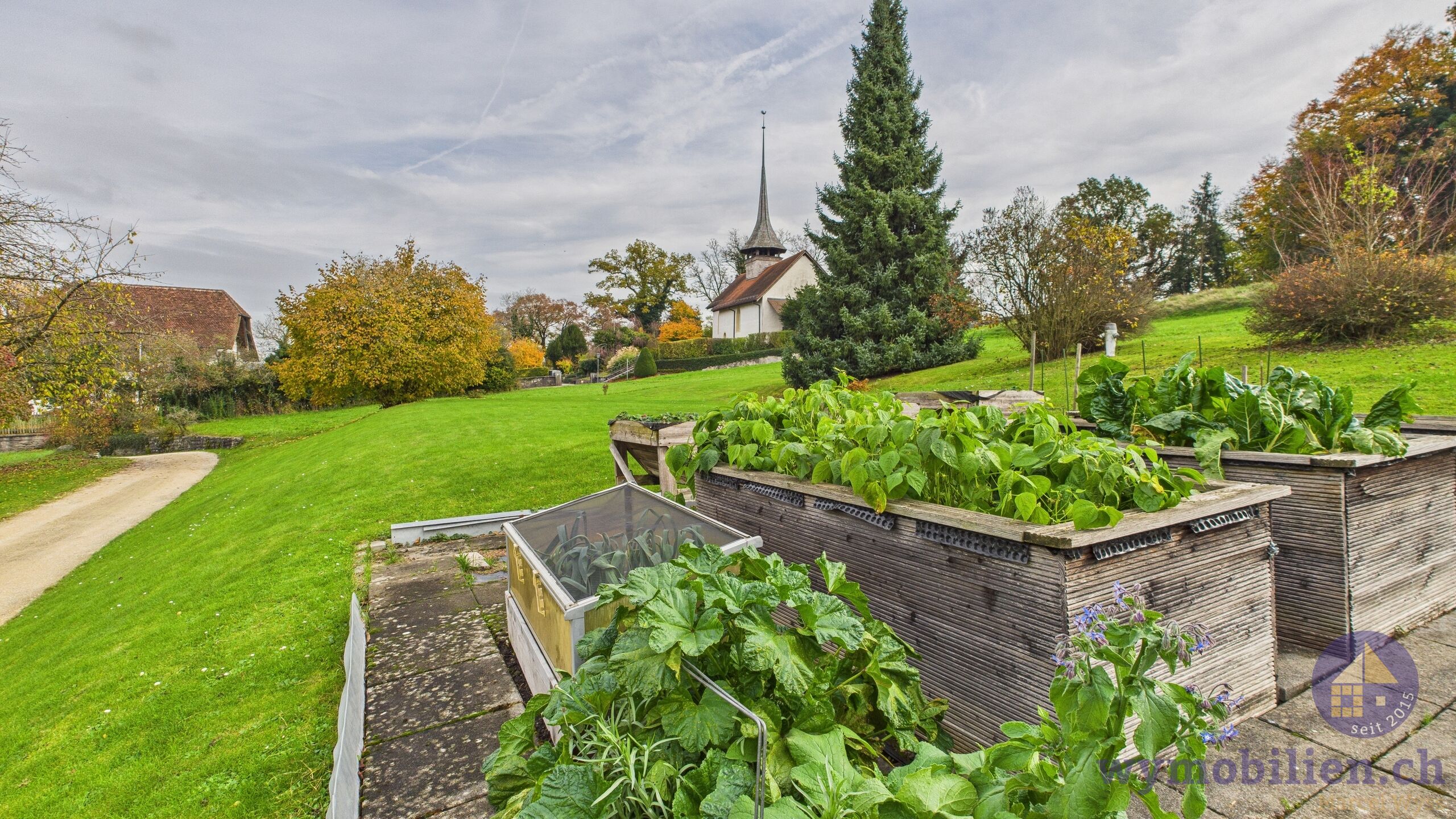 Garten und Allgemeinfläche mit Blick auf die Kirche